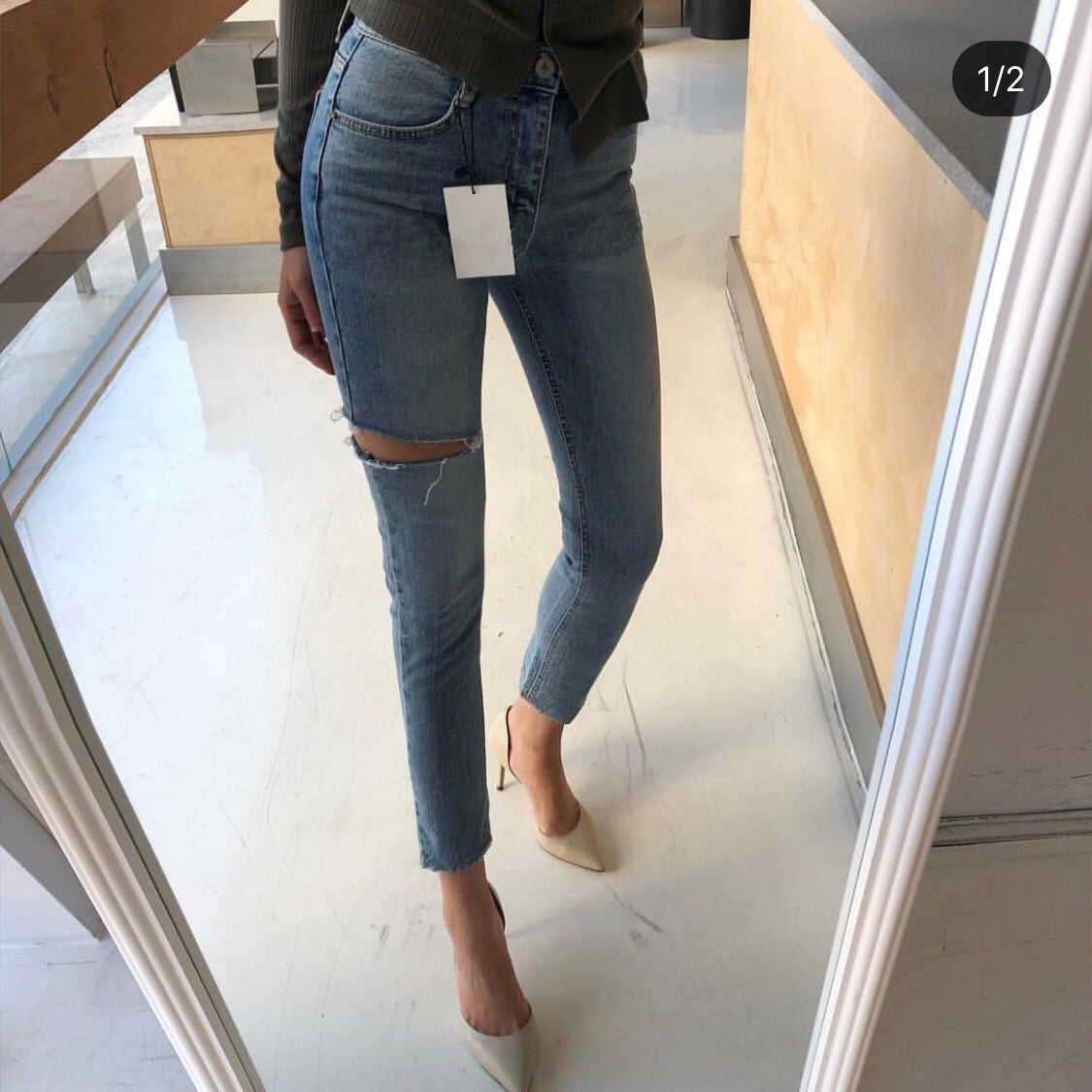 Trendy High-waisted Cropped Jeans With Raw Edges And Ripped Holes